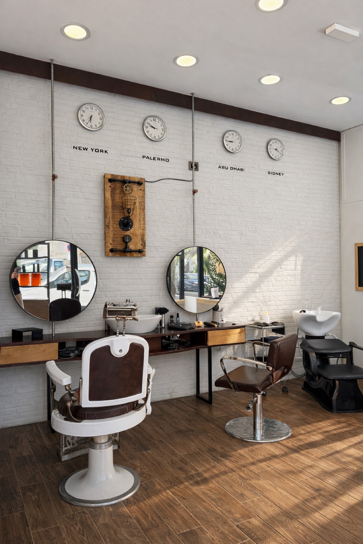 Area barber con poltrone, specchi e postazioni luminose